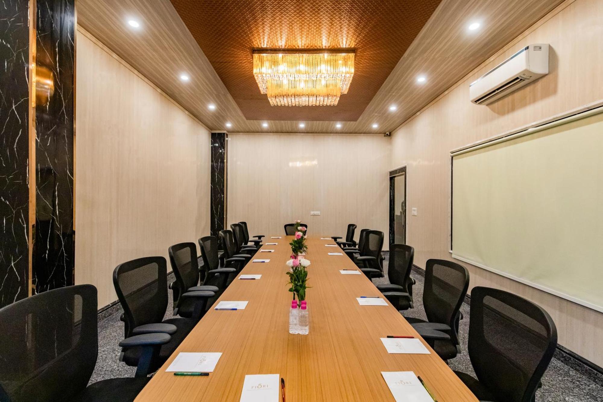 Foxoso Fiori Hotel Джайпур Екстериор снимка